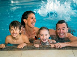 famigliaInPiscina